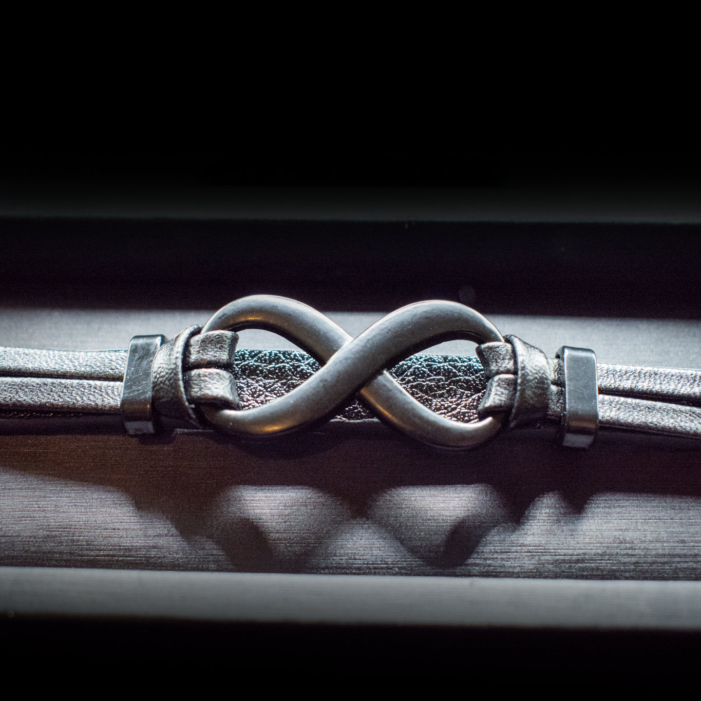 Genuine Leather Men Infinity Bracelet – Magnetic Buckle Woven Bracelet